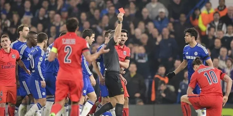 Impact d'un carton rouge sur les probabilités en football